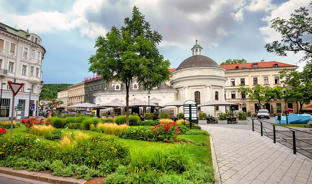 Josefsplatz mit Pavillon und Parkanlagen in Baden bei Wien, einer der Orte für Landventure-Missionen