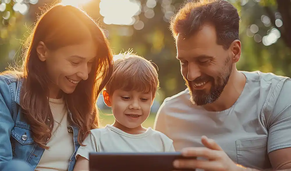 egy család a Vasúttörténeti Parkban okostelefonnal Landventure nyomozós játékot játszik