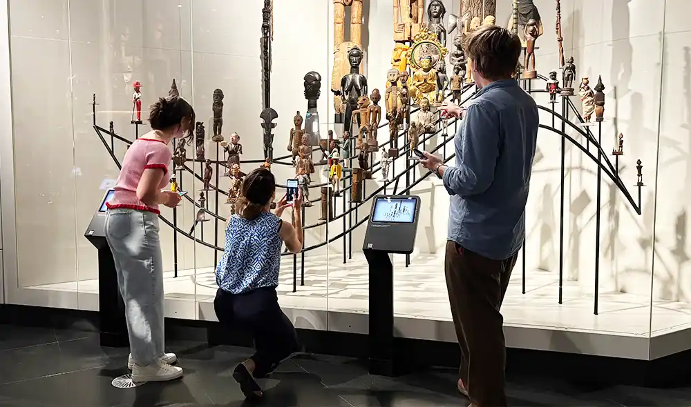 egy férfi és két nő a Néprajzi Múzeumban a Landventure beltéri nyomozós küldetésén vesznek rész, ahol nyomokat keresnek