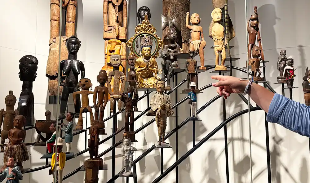 a Landventure Néprajzi Múzeumban lévő beltéri nyomozós küldetése során valaki a kezével egy szoborra mutat