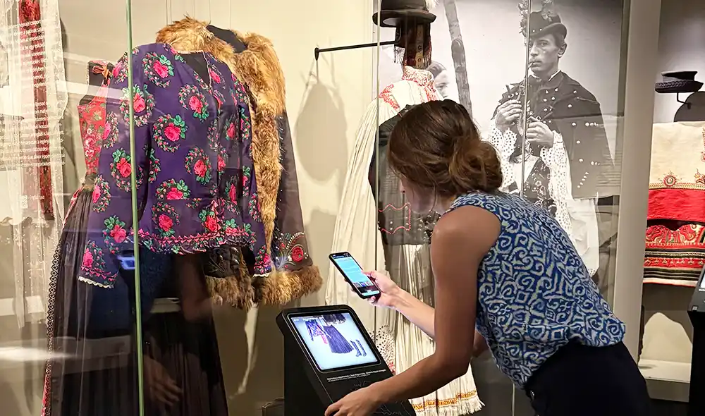 egy nő a Néprajzi Múzeumban a Landventure beltéri nyomozós küldetésén vesz részt és feladványokat old meg