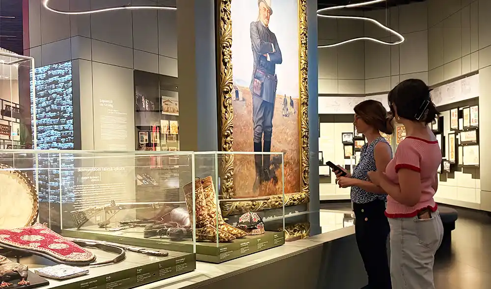 két nő a Néprajzi Múzeumban a Landventure beltéri nyomozós küldetésén vesznek részt