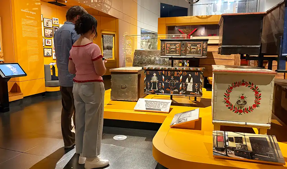 egy férfi és egy nő a Néprajzi Múzeumban a Landventure beltéri nyomozós küldetésén vesznek részt