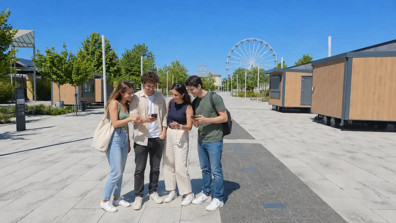 bükfürdői programok: egy fiatal társaság okostelefonnal Landventure szabadtéri szabadulós játékot játszik Bükfürdőn