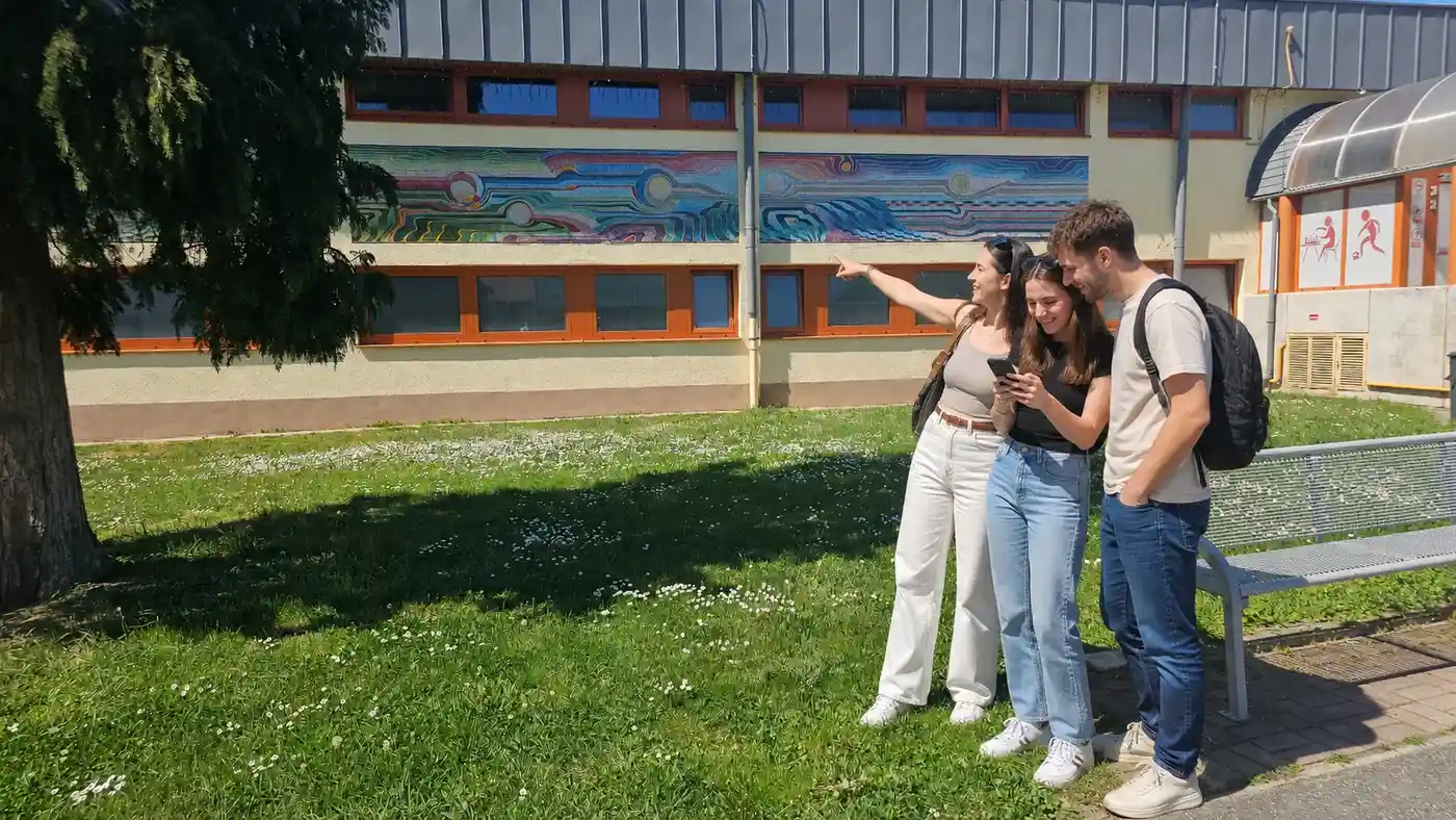 két nő és egy férfi okostelefonnal Landventure szabadtéri szabadulós játékot játszik Bükön