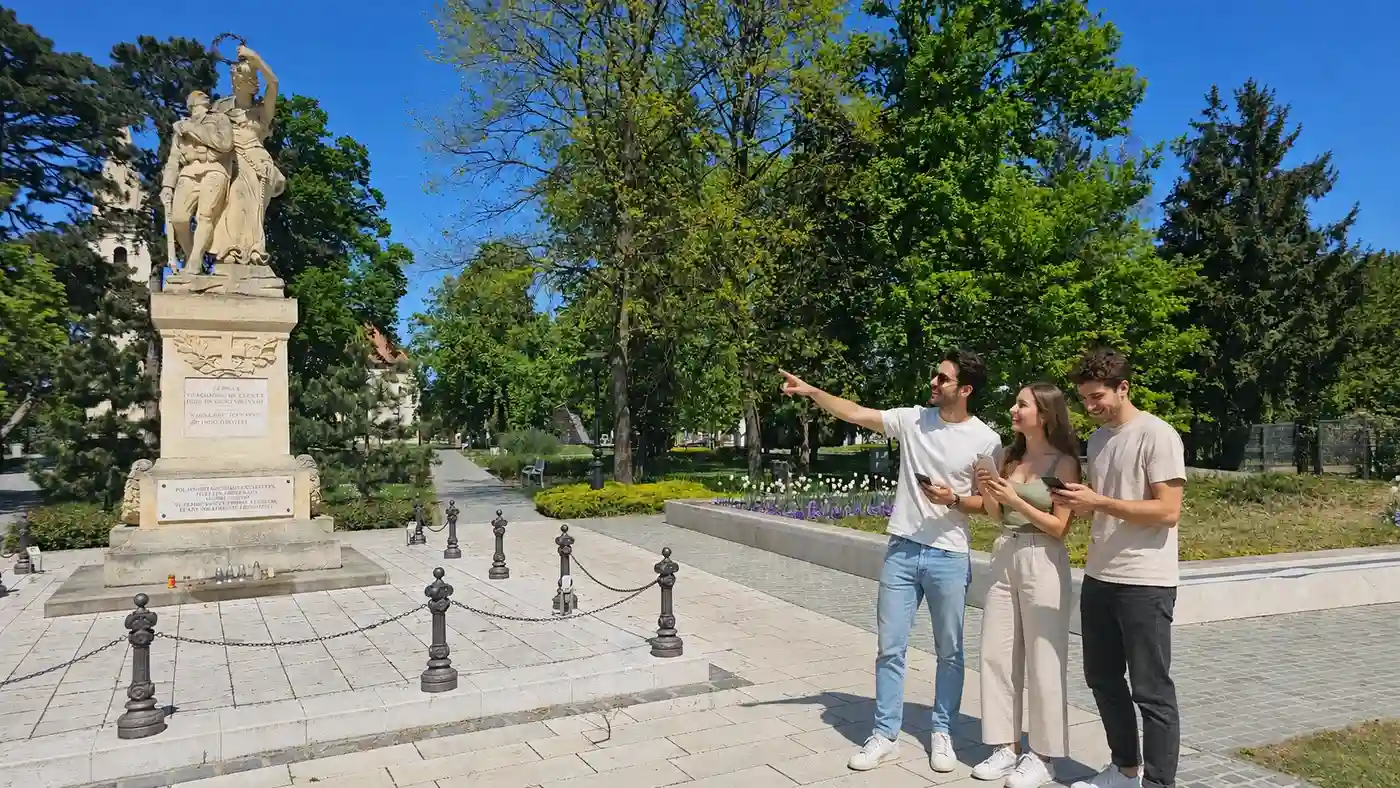 két férfi és egy nő egy szoborra mutatnak Bükfürdő és Csepreg környékén egy Landventure városfelfedező kalandjáték során