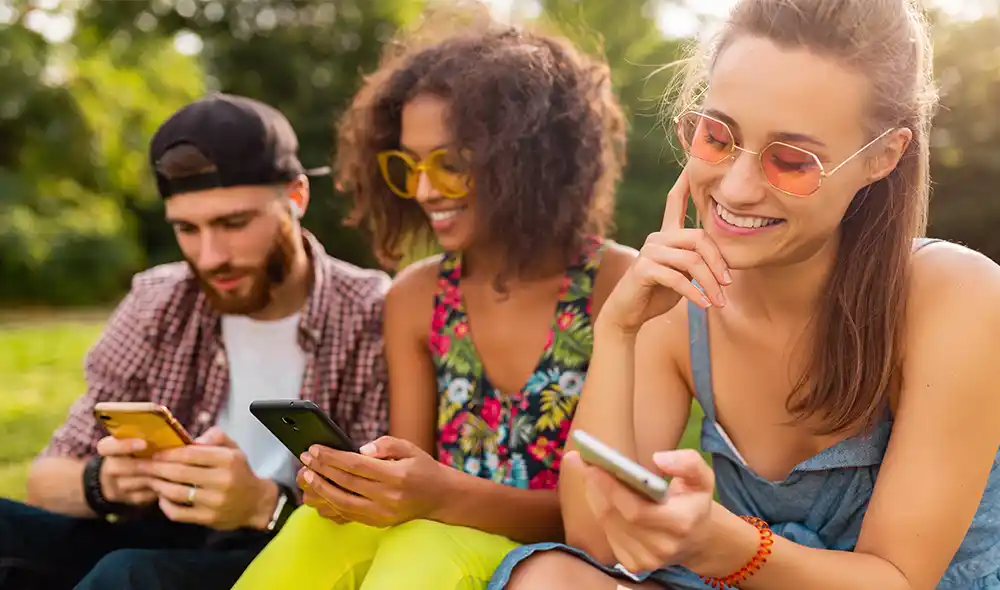 két nő és egy férfi Debrecen belvárosában ülnek és Landventure szabadtéri szabadulószoba élményben vesznek részt