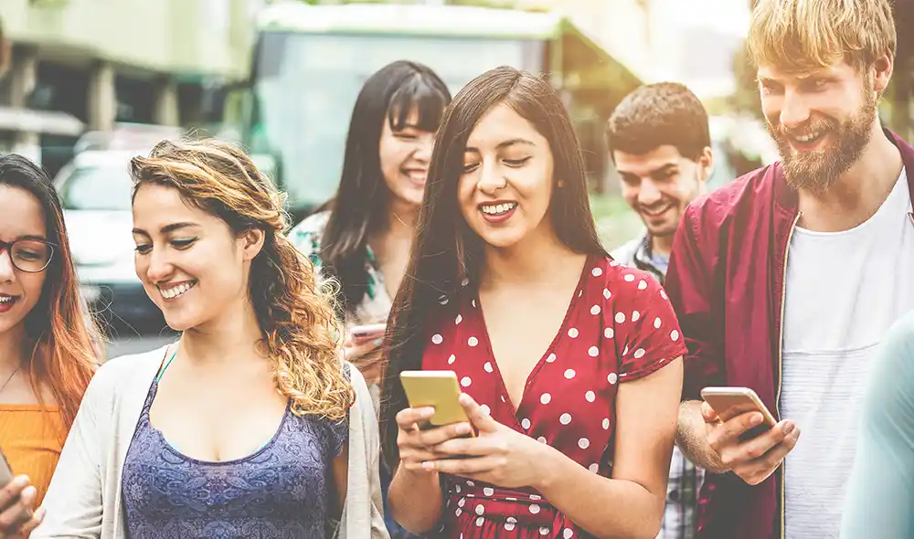 egy vidám társaság okostelefonokkal Landventure szabadtéri szabadulós játékot játszik Debrecen belvárosában