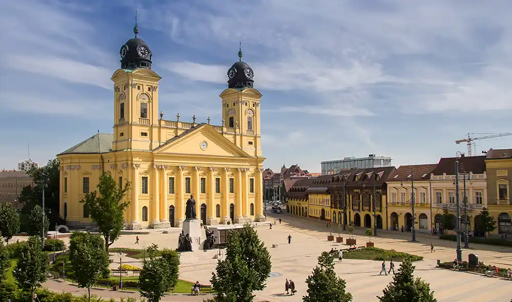 a Debreceni Református Nagytemplom és a Kossuth tér látképe, a Landventure küldetések egyik helyszíne