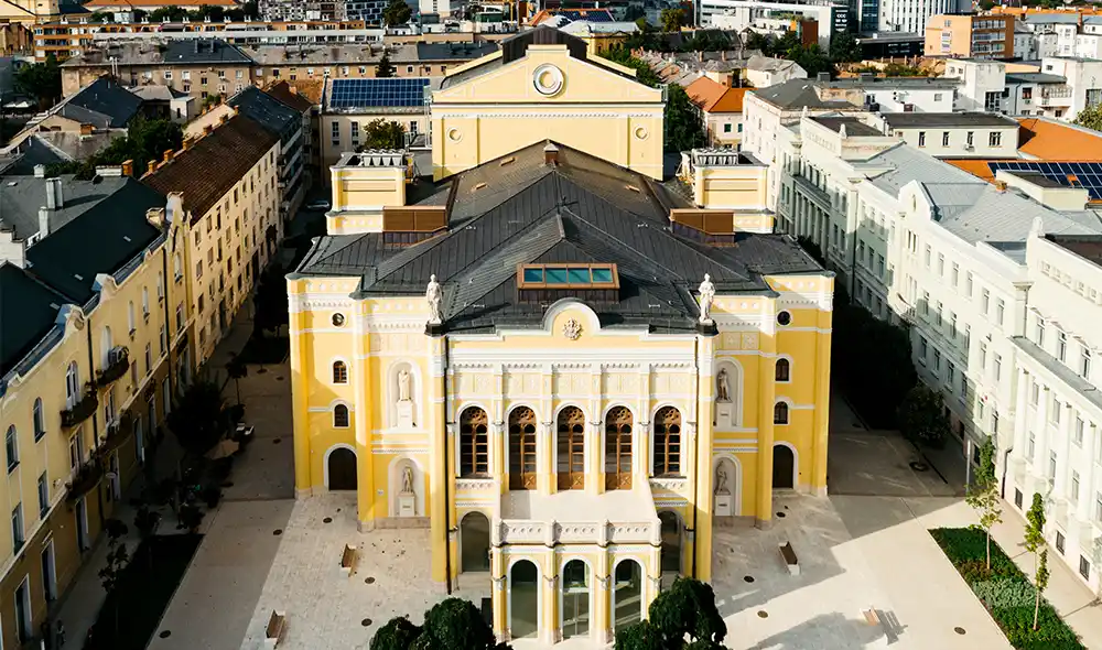 a híres Csokonai Nemzeti Színház Debrecenben, a Landventure útvonalának egyik pontja