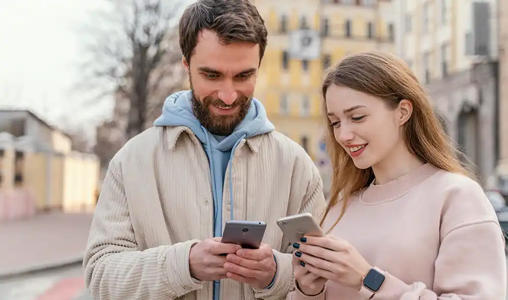 egy fiatal pár okostelefonnal Landventure városi nyomozós játékot játszik Debrecenben