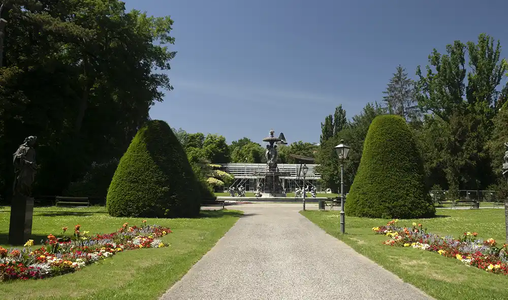 der Platz der Menschenrechte im Grazer Stadtpark mit Blick auf den Brunnen – Schauplatz einer aufregenden Landventure Stadtrallye