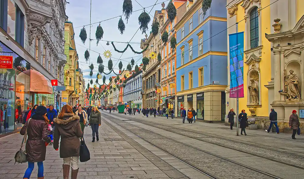 Herrengasse in der Grazer Altstadt mit historischen Fassaden – hier warten spannende Landventure Missionen