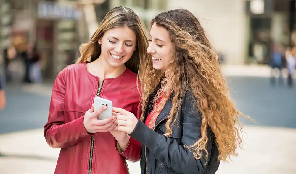 two women take part in a thrilling Landventure scavenger hunt in Graz using their smartphone