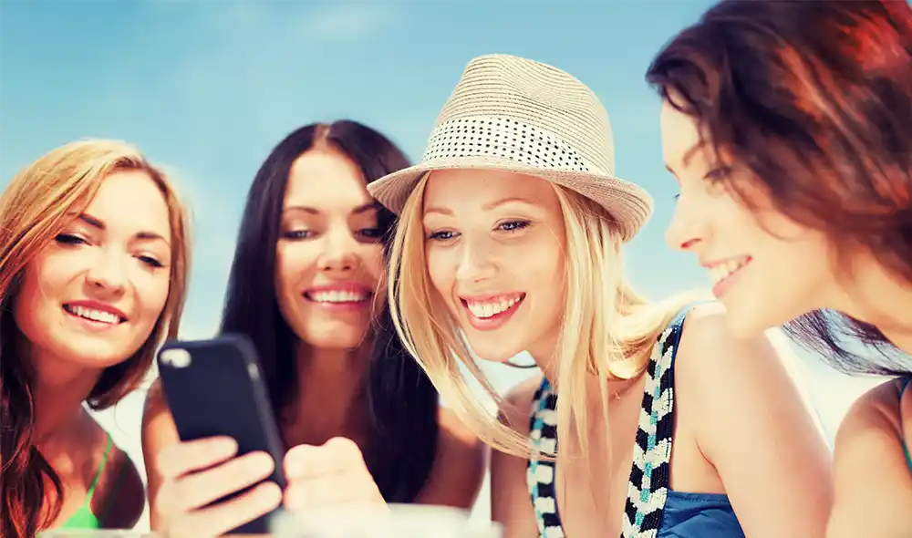 four women take part in the Landventure scavenger hunt in Graz using their smartphone