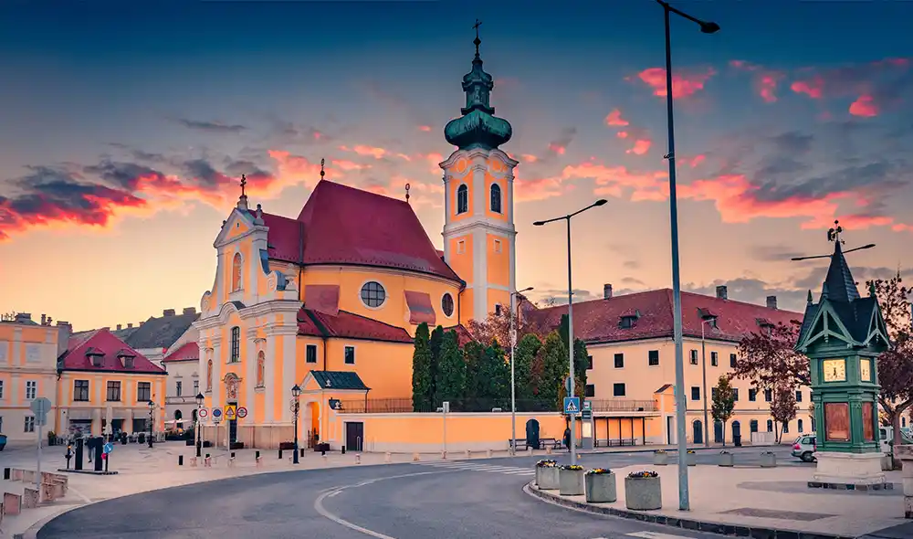 a győri Bécsi kapu tér, középpontban a Karmelhegyi Boldogasszony-templommal
