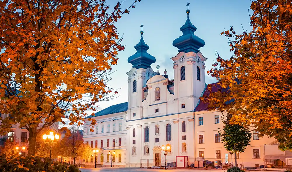 a győri Loyolai Szent Ignác-templom őszi hangulatban, ahol izgalmas Landventure osztályprogram tartható