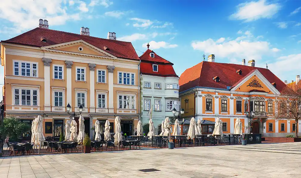 a győri Széchenyi tér és annak teraszos vendéglői, ahol izgalmas Landventure városi nyomozós küldetések játszhatók