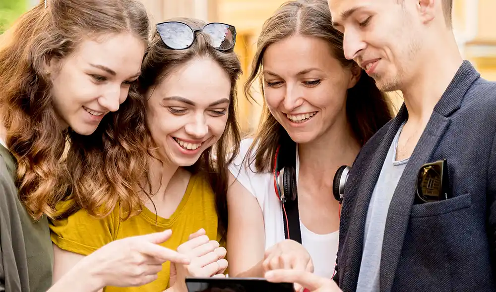 egy vidám társaság Győrben Landventure szabadtéri nyomozós játékot játszik okostelefonon