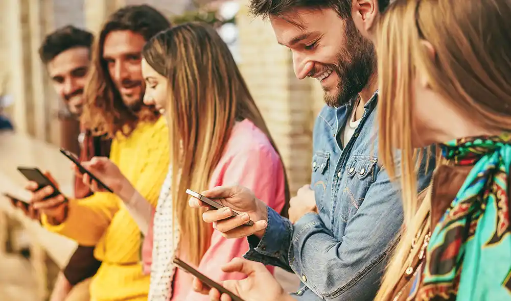 egy öt fős társaság Győrben Landventure szabadtéri szabadulós játékot játszik okostelefonon