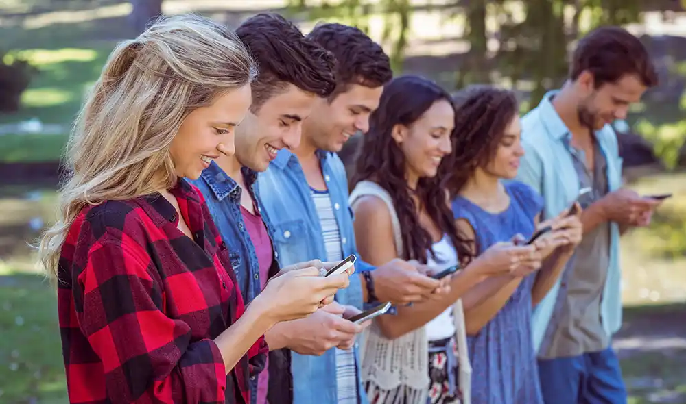 egy társaság Kecskeméten izgalmas Landventure szabadtéri szabadulós játékot játszik okostelefonon