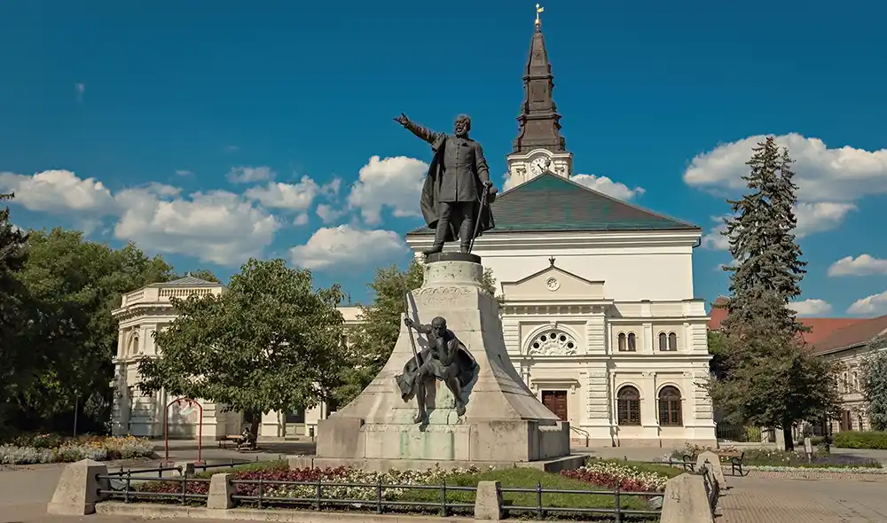 a Kossuth-szobor és a református templom Kecskemét belvárosában, ahol izgalmas Landventure osztályprogram tartható