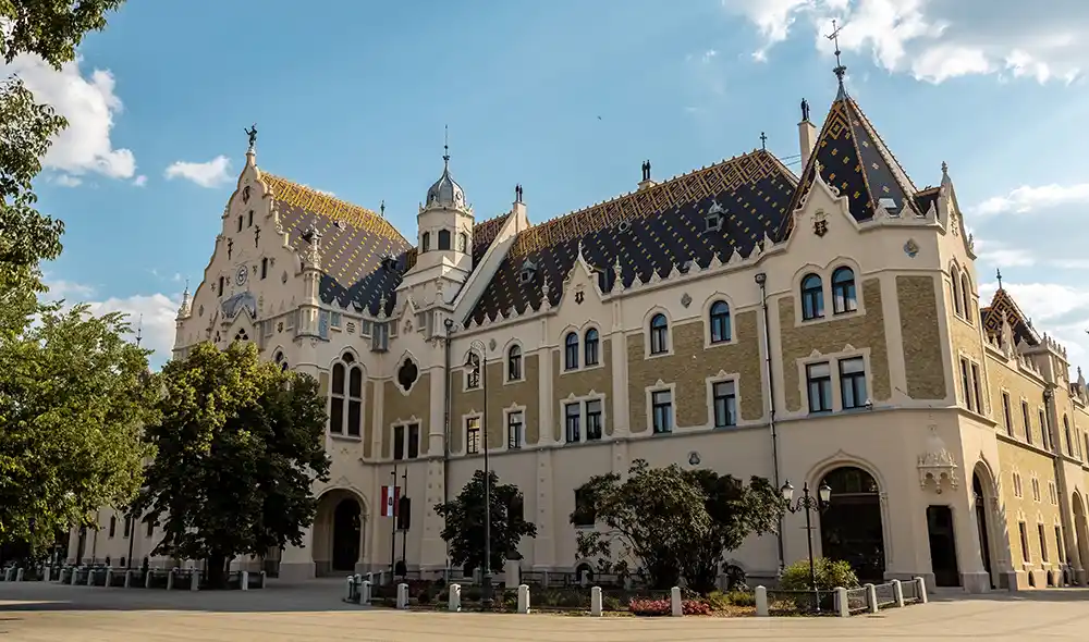 a szecessziós stílusú kecskeméti Városháza, a Landventure küldetésének egyik gyönyörű helyszíne