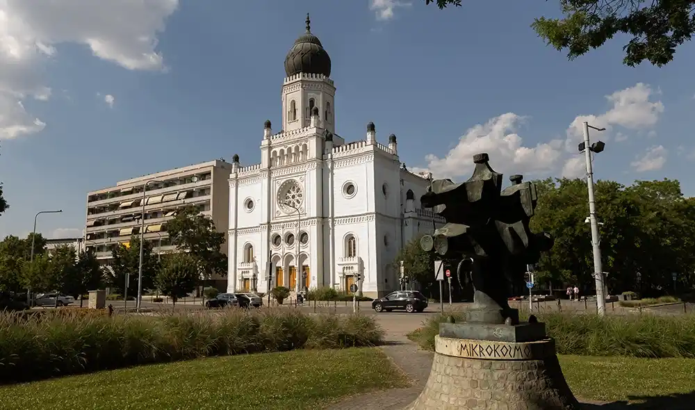 a kecskeméti görögkeleti templom és a Mikrokosmos szobor, aminek környékén izgalmas Landventure küldetés játszható