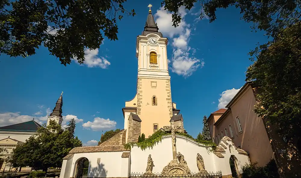 a kecskeméti Nagytemplom impozáns tornya, a Landventure küldetés egyik helyszíne