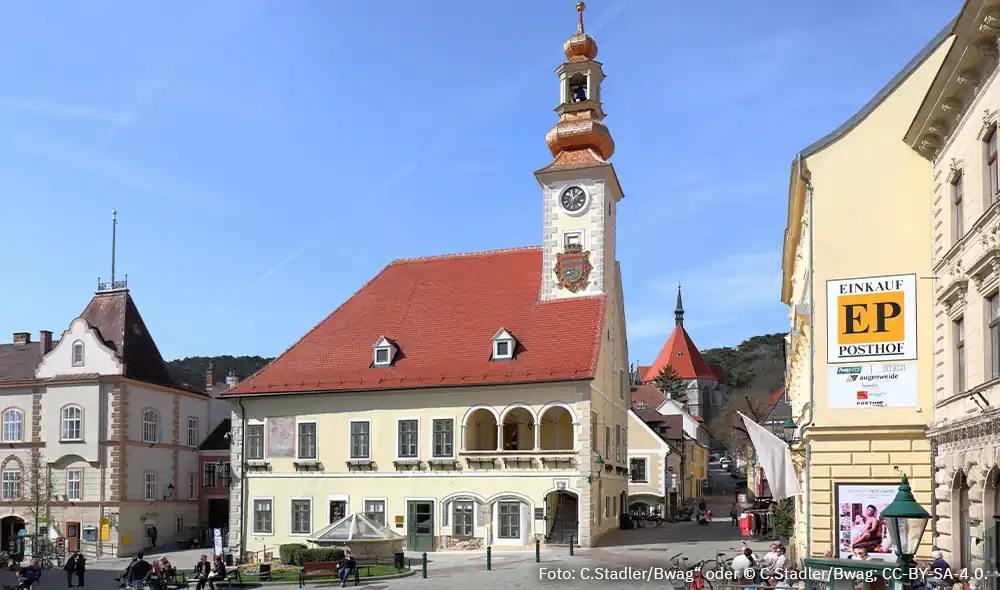 Rathaus Mödling am Hauptplatz, wo Landventure-Schnitzeljagden spielbar sind