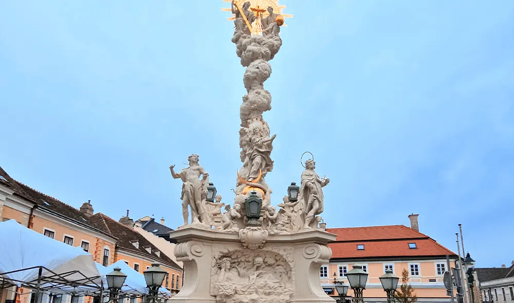 Dreifaltigkeitssäule in Mödling, einer der Schauplätze von Landventure