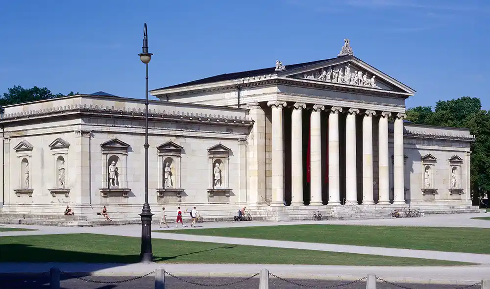 klassizistische Glyptothek am Königsplatz in München bei Sonnenschein