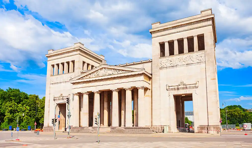 neoklassizistisches Propyläen-Tor am Königsplatz in München bei blauem Himmel