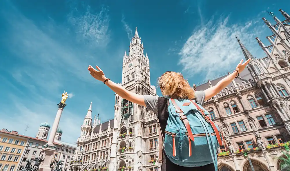 eine junge Frau nimmt in der Münchner Innenstadt, am Marienplatz, an einer Landventure Outdoor-Mission teil
