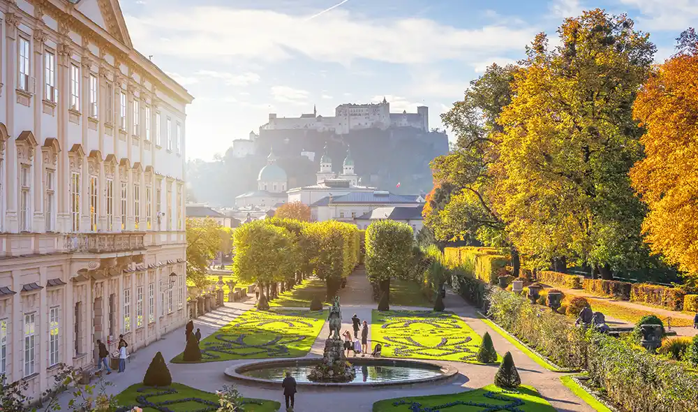 Pegasusbrunnen im Mirabellgarten mit Blick auf die Festung Hohensalzburg, einer der Orte für Landventure-Missionen