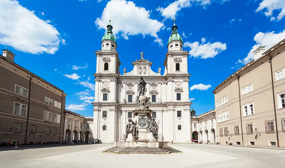 Mariensäule am Domplatz vor dem Dom zu Salzburg, einer der Orte für Landventure-Missionen