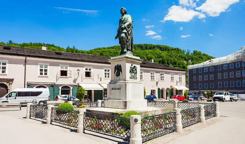 das Mozartdenkmal im Herzen von Salzburg, einer der Orte für Landventure-Missionen