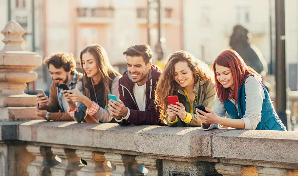 Menschen, die an einer Landventure-Schnitzeljagd in Salzburg teilnehmen