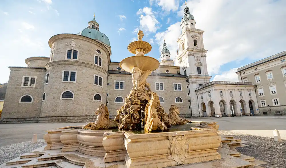 Residenzbrunnen am Residenzplatz vor dem Dom zu Salzburg, einer der Orte für Landventure-Missionen