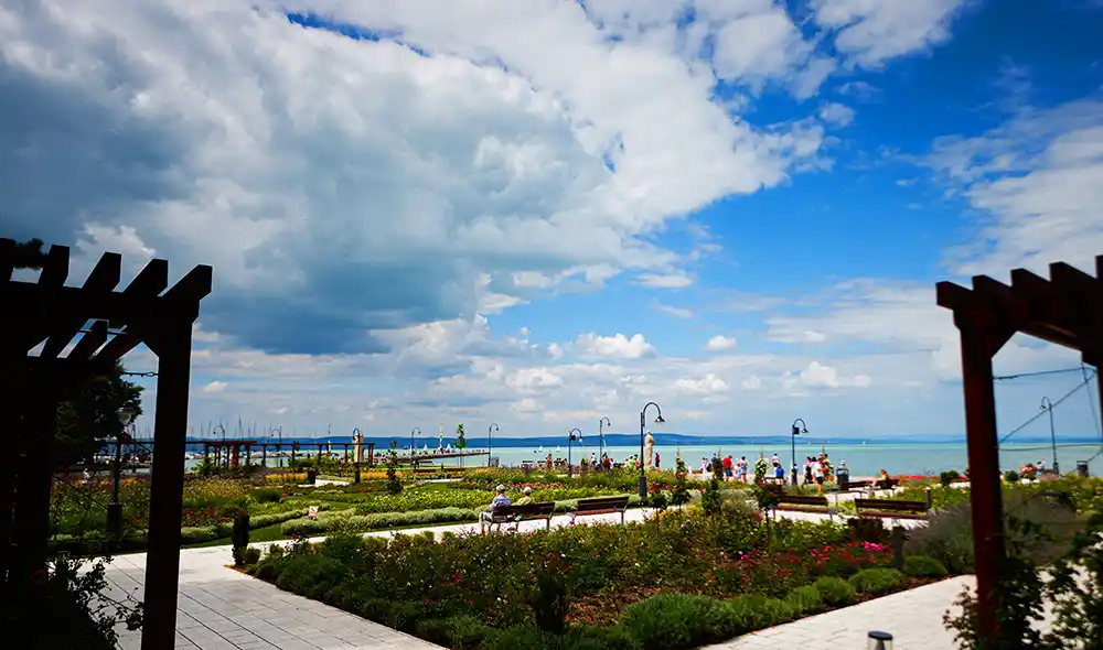 Jókai park és Balaton-parti sétány Siófokon, ahol izgalmas Landventure városi szabadulós küldetések játszhatók