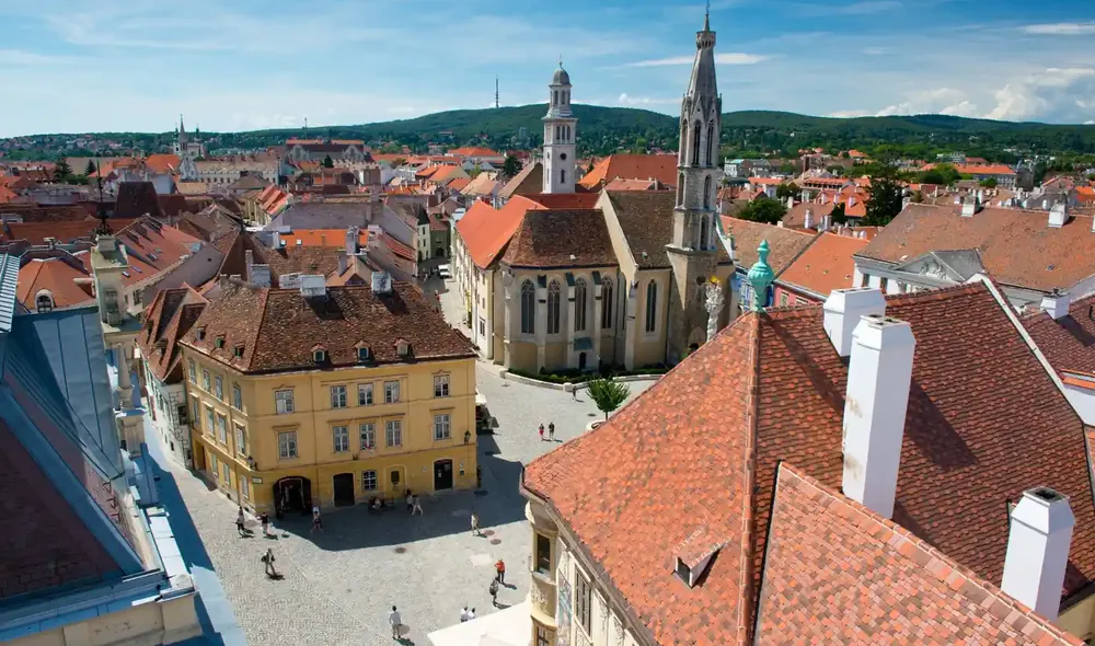 panorámakép Sopron vörös tetős házairól és történelmi belvárosáról, ahol izgalmas Landventure küldetések játszhatók