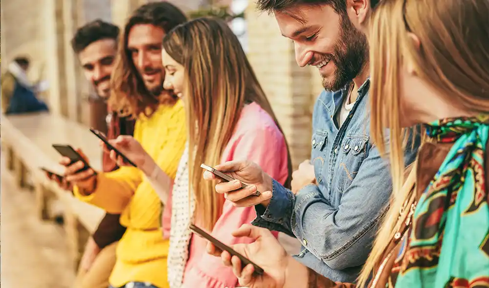 egy vidám társaság okostelefonokkal Landventure szabadtéri szabadulós játékot játszik Székesfehérvár belvárosában