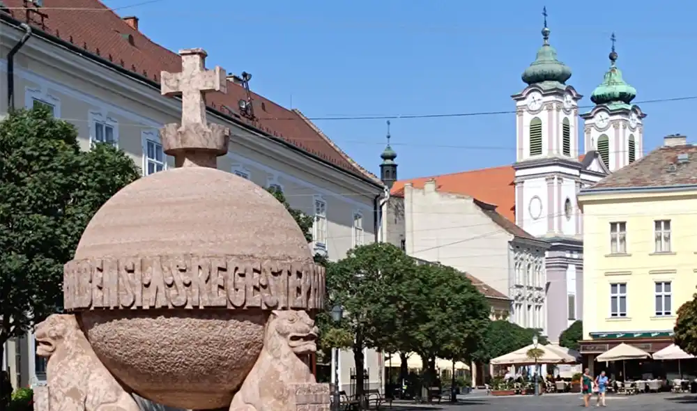 az Országalma és Székesfehérvár belvárosa, ahol izgalmas Landventure osztályprogram tartható