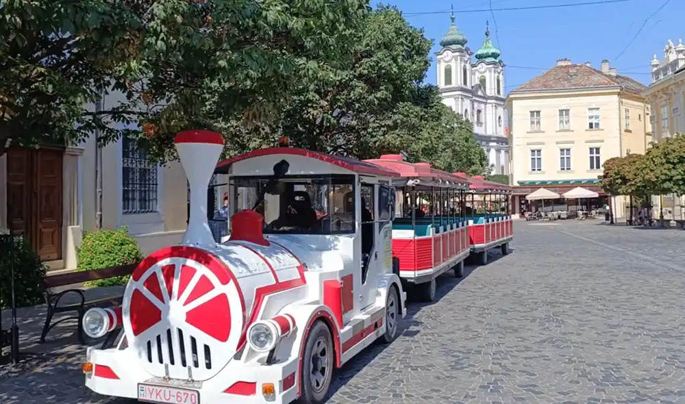 városnéző kisvonat Székesfehérváron, háttérben a Szent István-székesegyházzal - egy Landventure küldetés helyszíne