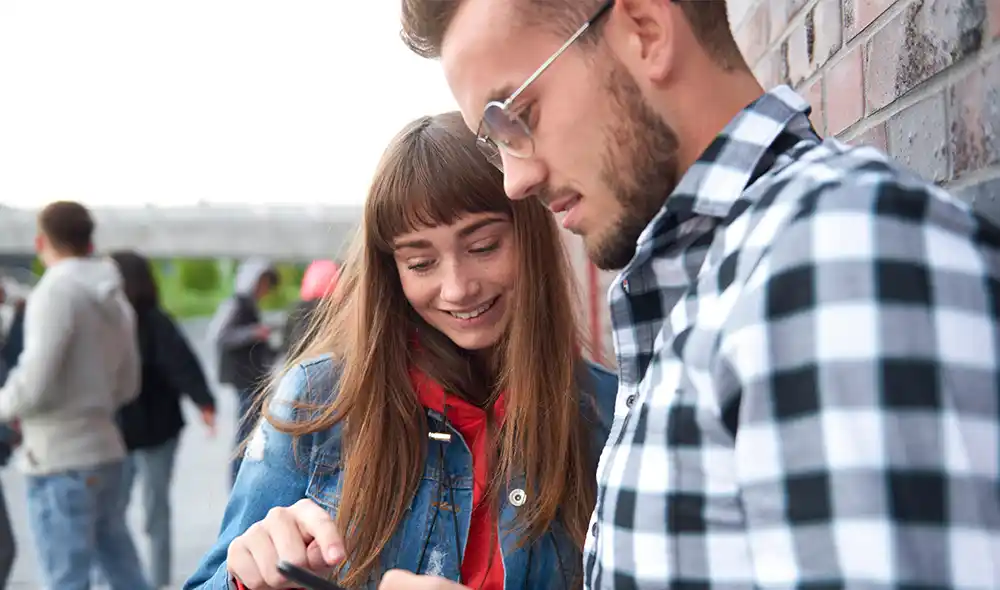 egy fiatal pár okostelefonnal Landventure városi szabadulós játékot játszik Székesfehérváron