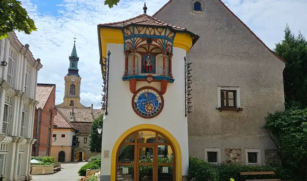 a székesfehérvári Órajáték, a Landventure küldetéseinek egyik ikonikus belvárosi helyszíne