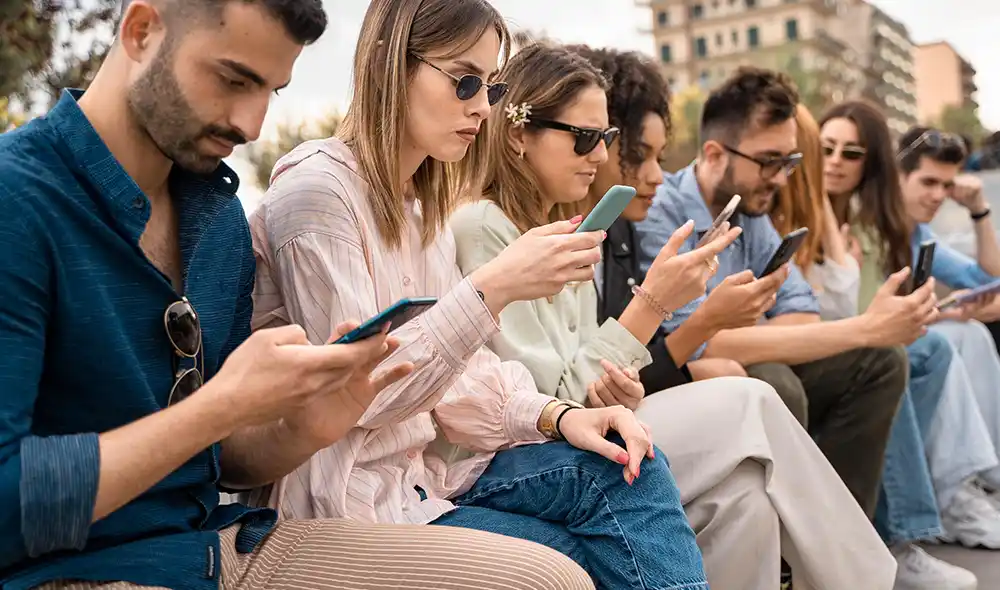 egy nagy társaság okostelefonokkal Landventure városi szabadulós játékot játszik Székesfehérvár utcáin