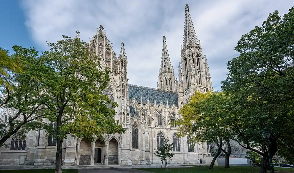 ein Blick auf die Votivkirche in Wien, wo eine spannende Schnitzeljagd und Stadtrallye gespielt werden kann