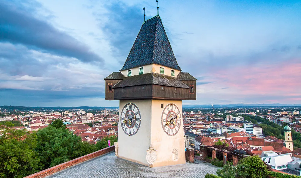 der Grazer Uhrturm am Schlossberg mit Blick über die Stadt - das Titelbild für die Landventure-Mission „Das Erbe“