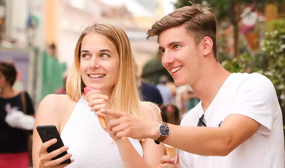 kreative Date Ideen zu zweit: ein junges Paar löst die Rätsel der Landventure-Rätselrallye in Salzburg